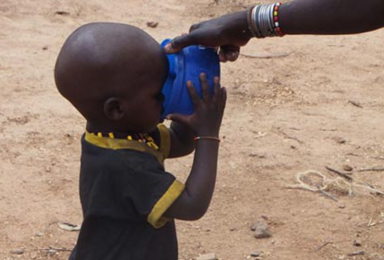Ernährung für Waisenkinder in Afrika, ein Kinder erhält eine Mahlzeit