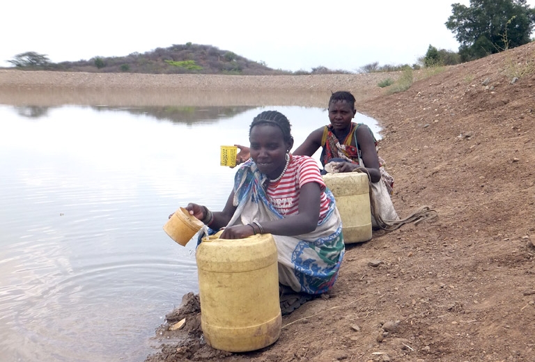 Wasser für Afrika: Dämme gegen Armut, Frauen mit Kanistern voll von Wasser