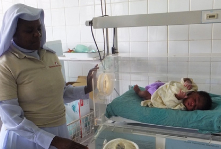 Ein Inkubator mit einem kleinen Kind in einem Krankenhaus in Afrika