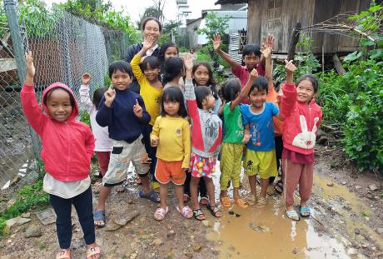 Kinder freuen sich über sauberes Wasser