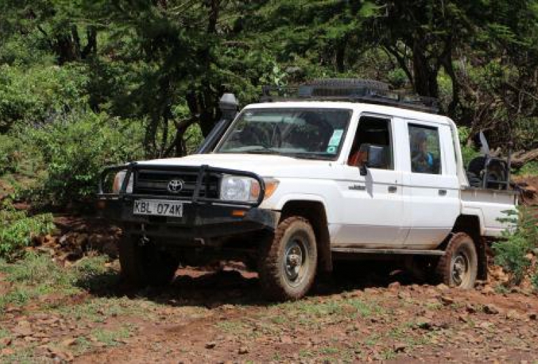 Ein Jeep mit medizinischer Hilfe fährt in die Dörfer in Afrika