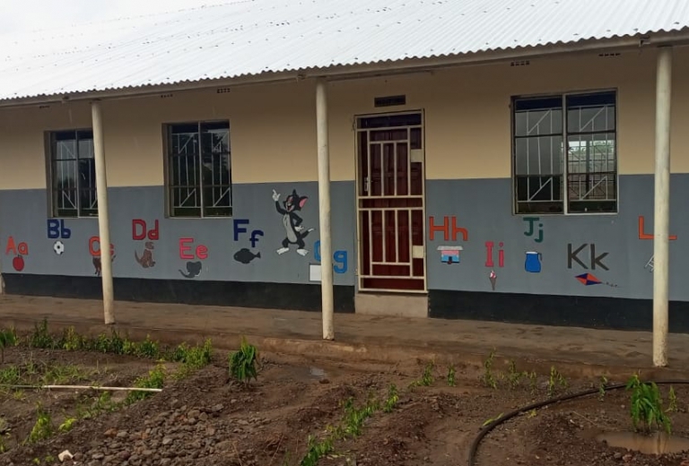 Die Schule in Afrika ist neu renoviert, viele Mädchen besuchen die Schule