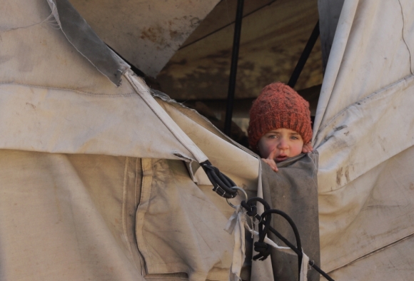 Kind in Zelt nach Erdbeben, Syrien