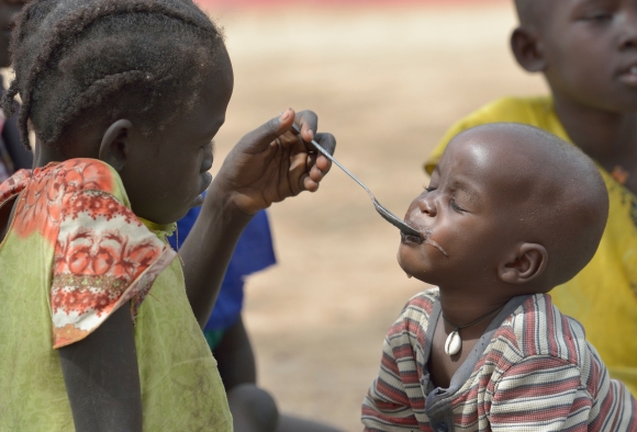 Kinder Hunger Afrika, ein Kind erhält eine Mahlzeit