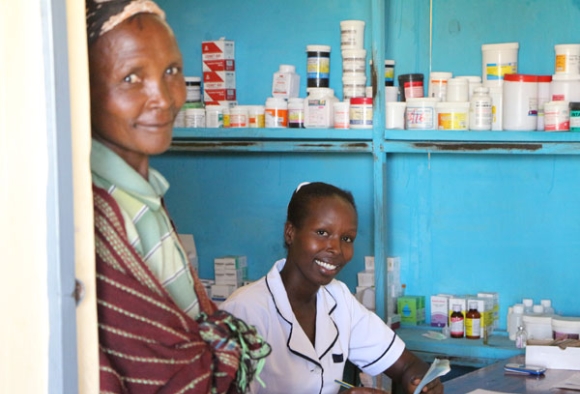 Eine Frau in einem Krankenhaus in Afrika gibt Medikamente aus